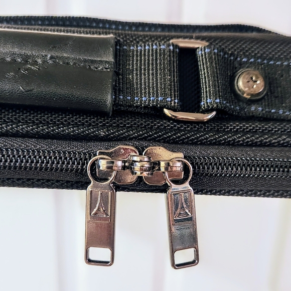 Travelpro Canvas Crossbody Laptop Case Black - Picture 3 of 11